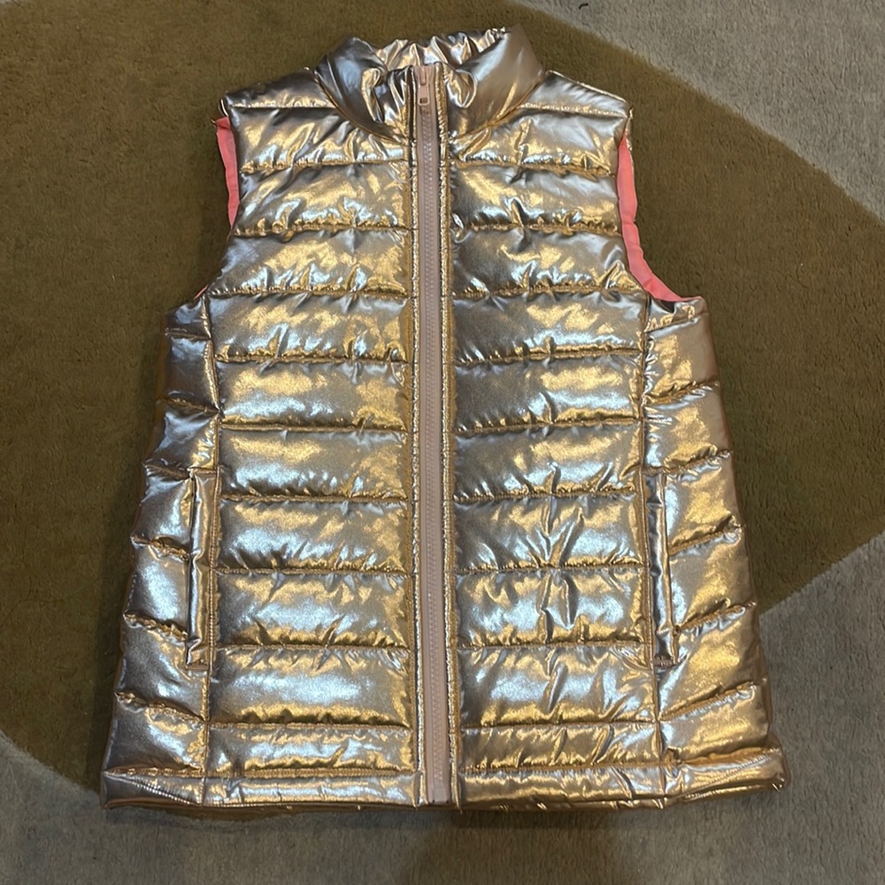 Ideology puffer vest. Shiny metallic gold. Two pockets.